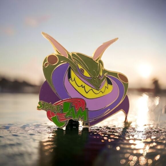 Space Jam Alien Villain Pin Wincraft Vintage 1996 Enameled Gold Tone Warner Bros - Picture 10 of 12